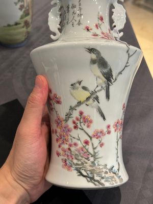 A Chinese famille rose vase, Qianlong and Shinian 世寧 mark, 20th C., and a qianjiang cai vase, signed Ren Huanzhang 任煥章, dated 1942 — photo 19