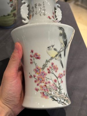 A Chinese famille rose vase, Qianlong and Shinian 世寧 mark, 20th C., and a qianjiang cai vase, signed Ren Huanzhang 任煥章, dated 1942 — photo 20