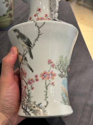 A Chinese famille rose vase, Qianlong and Shinian 世寧 mark, 20th C., and a qianjiang cai vase, signed Ren Huanzhang 任煥章, dated 1942 — photo 21