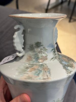 A Chinese famille rose vase, Qianlong and Shinian 世寧 mark, 20th C., and a qianjiang cai vase, signed Ren Huanzhang 任煥章, dated 1942 — photo 24