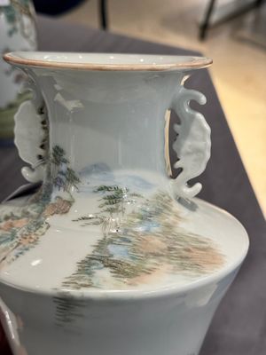 A Chinese famille rose vase, Qianlong and Shinian 世寧 mark, 20th C., and a qianjiang cai vase, signed Ren Huanzhang 任煥章, dated 1942 — photo 25
