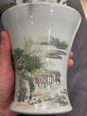 A Chinese famille rose vase, Qianlong and Shinian 世寧 mark, 20th C., and a qianjiang cai vase, signed Ren Huanzhang 任煥章, dated 1942 — photo 26