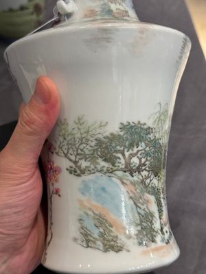 A Chinese famille rose vase, Qianlong and Shinian 世寧 mark, 20th C., and a qianjiang cai vase, signed Ren Huanzhang 任煥章, dated 1942 — photo 27