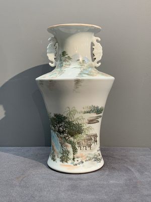 A Chinese famille rose vase, Qianlong and Shinian 世寧 mark, 20th C., and a qianjiang cai vase, signed Ren Huanzhang 任煥章, dated 1942 — photo 3