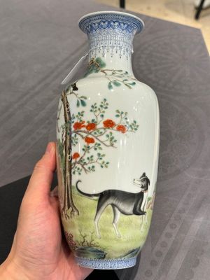 A Chinese famille rose vase, Qianlong and Shinian 世寧 mark, 20th C., and a qianjiang cai vase, signed Ren Huanzhang 任煥章, dated 1942 — photo 31