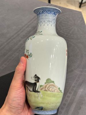 A Chinese famille rose vase, Qianlong and Shinian 世寧 mark, 20th C., and a qianjiang cai vase, signed Ren Huanzhang 任煥章, dated 1942 — photo 32