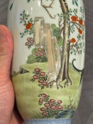 A Chinese famille rose vase, Qianlong and Shinian 世寧 mark, 20th C., and a qianjiang cai vase, signed Ren Huanzhang 任煥章, dated 1942 — photo 34