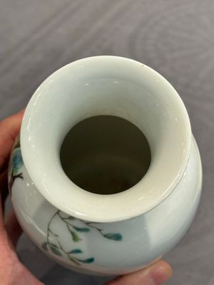 A Chinese famille rose vase, Qianlong and Shinian 世寧 mark, 20th C., and a qianjiang cai vase, signed Ren Huanzhang 任煥章, dated 1942 — photo 36