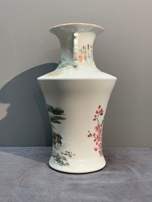 A Chinese famille rose vase, Qianlong and Shinian 世寧 mark, 20th C., and a qianjiang cai vase, signed Ren Huanzhang 任煥章, dated 1942 — photo 4