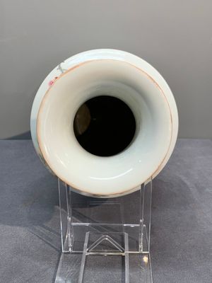 A Chinese famille rose vase, Qianlong and Shinian 世寧 mark, 20th C., and a qianjiang cai vase, signed Ren Huanzhang 任煥章, dated 1942 — photo 5