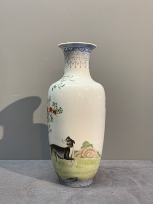 A Chinese famille rose vase, Qianlong and Shinian 世寧 mark, 20th C., and a qianjiang cai vase, signed Ren Huanzhang 任煥章, dated 1942 — photo 9