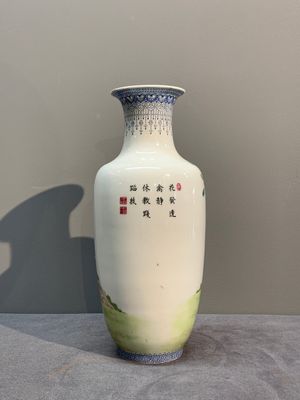 A Chinese famille rose vase, Qianlong and Shinian 世寧 mark, 20th C., and a qianjiang cai vase, signed Ren Huanzhang 任煥章, dated 1942 — photo 10