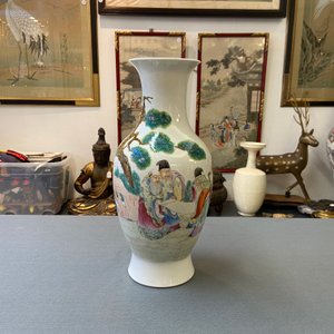 A Chinese famille rose vase, Qianlong mark, Republic — photo 7