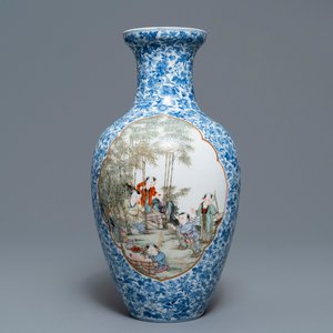 A Chinese famille rose vase, Qianlong mark, Republic, 20th C. — photo 1