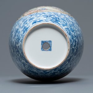 A Chinese famille rose vase, Qianlong mark, Republic, 20th C. — photo 6
