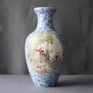 A Chinese famille rose vase, Qianlong mark, Republic, 20th C. — photo 7