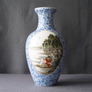 A Chinese famille rose vase, Qianlong mark, Republic, 20th C. — photo 9