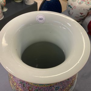 A Chinese famille rose vase, Qianlong mark, Republic — 照片 7