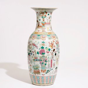 A Chinese famille rose vase with "100 antiquities" design, 19th C. — photo 1