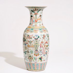 A Chinese famille rose vase with "100 antiquities" design, 19th C. — photo 3
