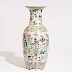 A Chinese famille rose vase with "100 antiquities" design, 19th C. — photo 4
