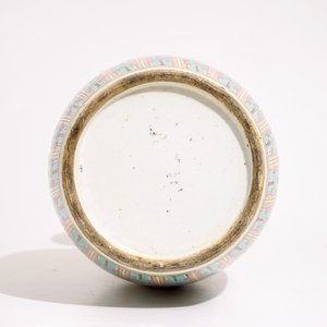 A Chinese famille rose vase with "100 antiquities" design, 19th C. — photo 5