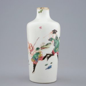 A Chinese famille rose vase with a battle scene, Yongzheng, 1723-1735 — 照片 1