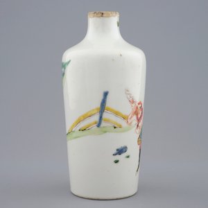 A Chinese famille rose vase with a battle scene, Yongzheng, 1723-1735 — 照片 2