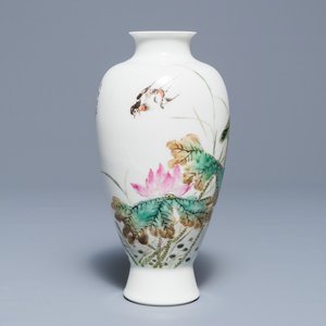 A Chinese famille rose vase with a bird among flowers, Jingdezhen mark, 20th C. — 照片 1