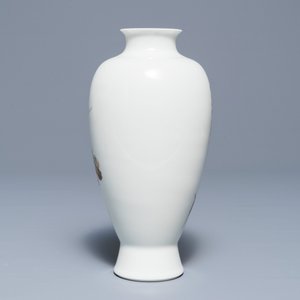 A Chinese famille rose vase with a bird among flowers, Jingdezhen mark, 20th C. — 照片 3
