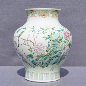 A Chinese famille rose vase with a bird on a flowering branch, 19th C. — 照片 7