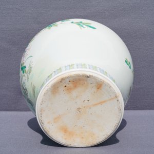 A Chinese famille rose vase with a bird on a flowering branch, 19th C. — 照片 9