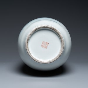 A Chinese famille rose vase with a lady on a rock, Jingdezhen zhi mark, 20th C. — photo 6