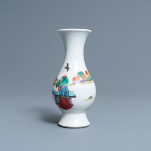 A Chinese famille rose vase with a man and a woman in a garden, Yongzheng — 照片 4