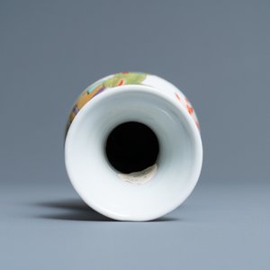 A Chinese famille rose vase with a man and a woman in a garden, Yongzheng — 照片 5