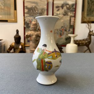 A Chinese famille rose vase with a man and a woman in a garden, Yongzheng — 照片 8