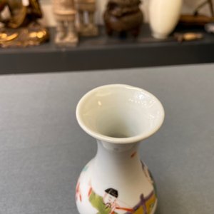 A Chinese famille rose vase with a man and a woman in a garden, Yongzheng — 照片 9