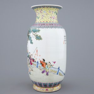 A Chinese famille rose vase with a parade of boys, 20th C. — 照片 4