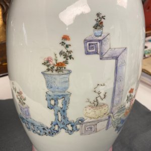 A Chinese famille rose vase with a tattoo scene from 'Jing Zhang Bao Guo', Qianlong mark, 19/20th C. — photo 18