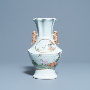 A Chinese famille rose vase with animals in a landscape, 19/20th C. — 照片 1