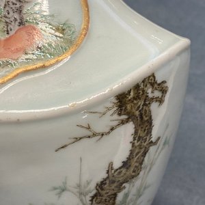 A Chinese famille rose vase with animals in a landscape, 19/20th C. — 照片 9