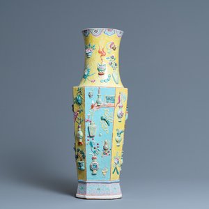 A Chinese famille rose vase with applied 'antiquities' design, 19th C. — photo 1
