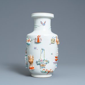 A Chinese famille rose vase with applied 'antiquities' design, Yongzheng — photo 3