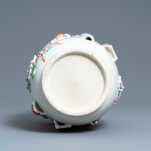 A Chinese famille rose vase with applied 'antiquities' design, Yongzheng — photo 6