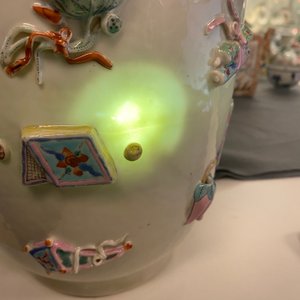 A Chinese famille rose vase with applied 'antiquities' design, Yongzheng — photo 10