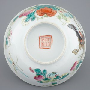 A Chinese famille rose vase with applied flowers and a bowl, 19th C. — photo 14