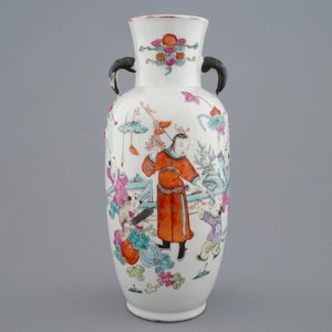 A Chinese famille rose vase with applied flowers and a bowl, 19th C. — photo 2