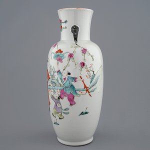 A Chinese famille rose vase with applied flowers and a bowl, 19th C. — photo 5