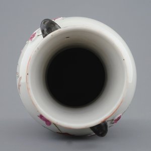 A Chinese famille rose vase with applied flowers and a bowl, 19th C. — photo 6