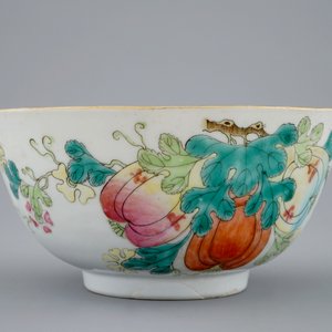 A Chinese famille rose vase with applied flowers and a bowl, 19th C. — photo 8
